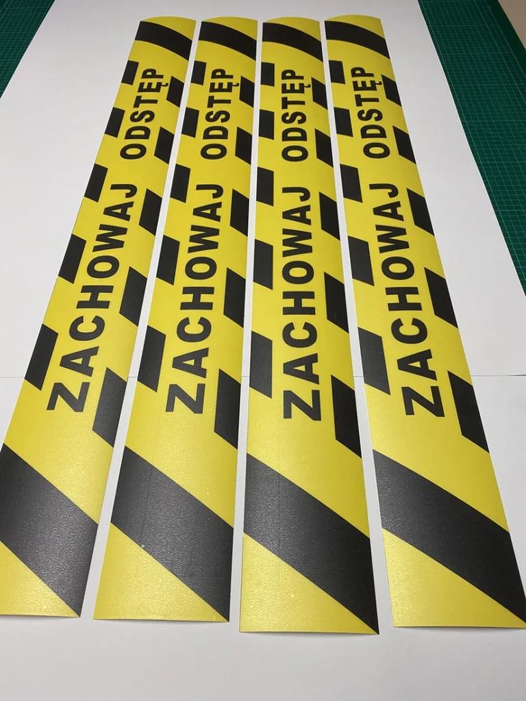 naklejki podłogowe "zachowaj odstęp"